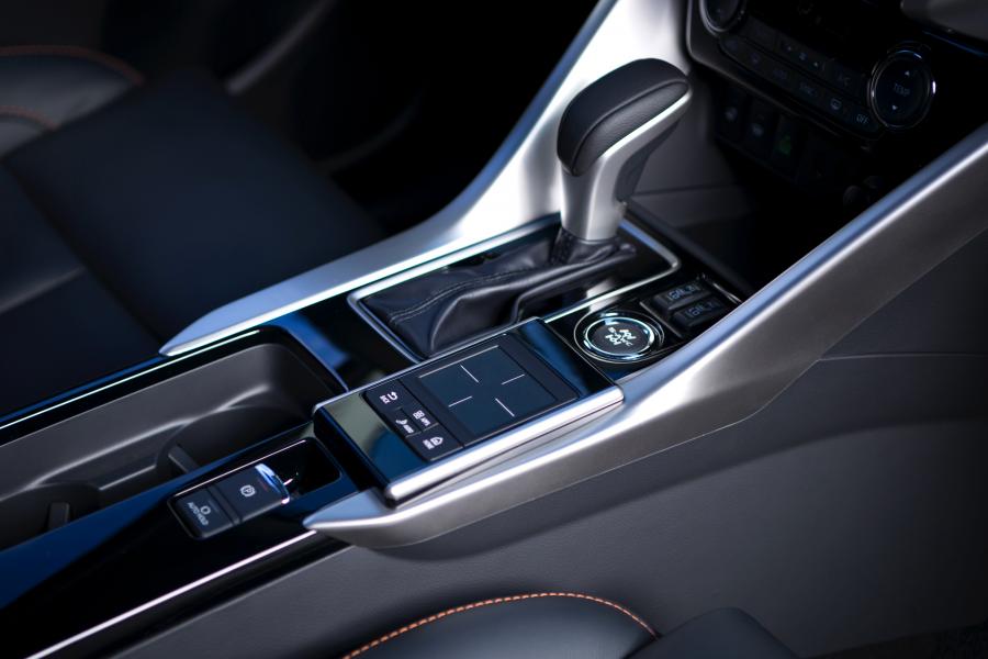Детали интерьера Mitsubishi Eclipse Cross 2017 года  (WW) (фото 4 из 73)
